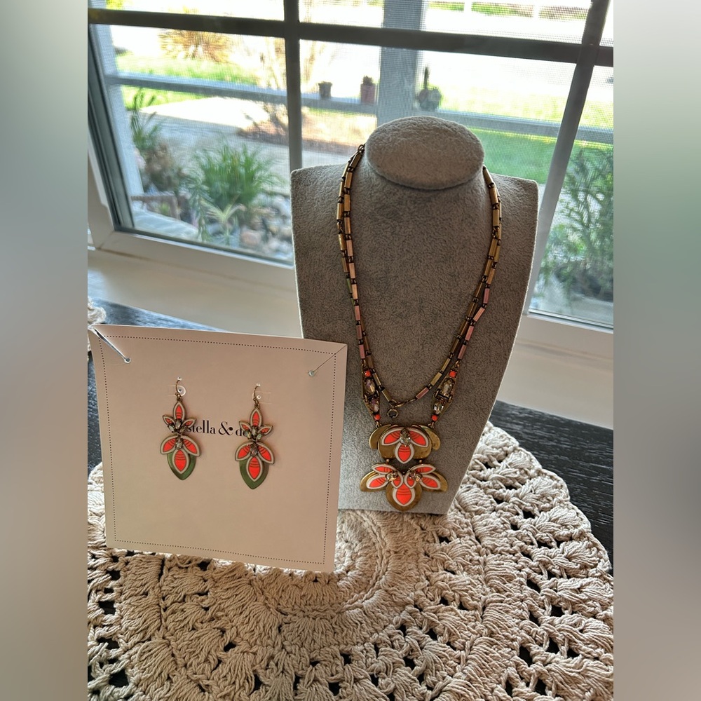 Retired Stella & Dot Hibiscus necklace & earring gold-toned chain enamel petals